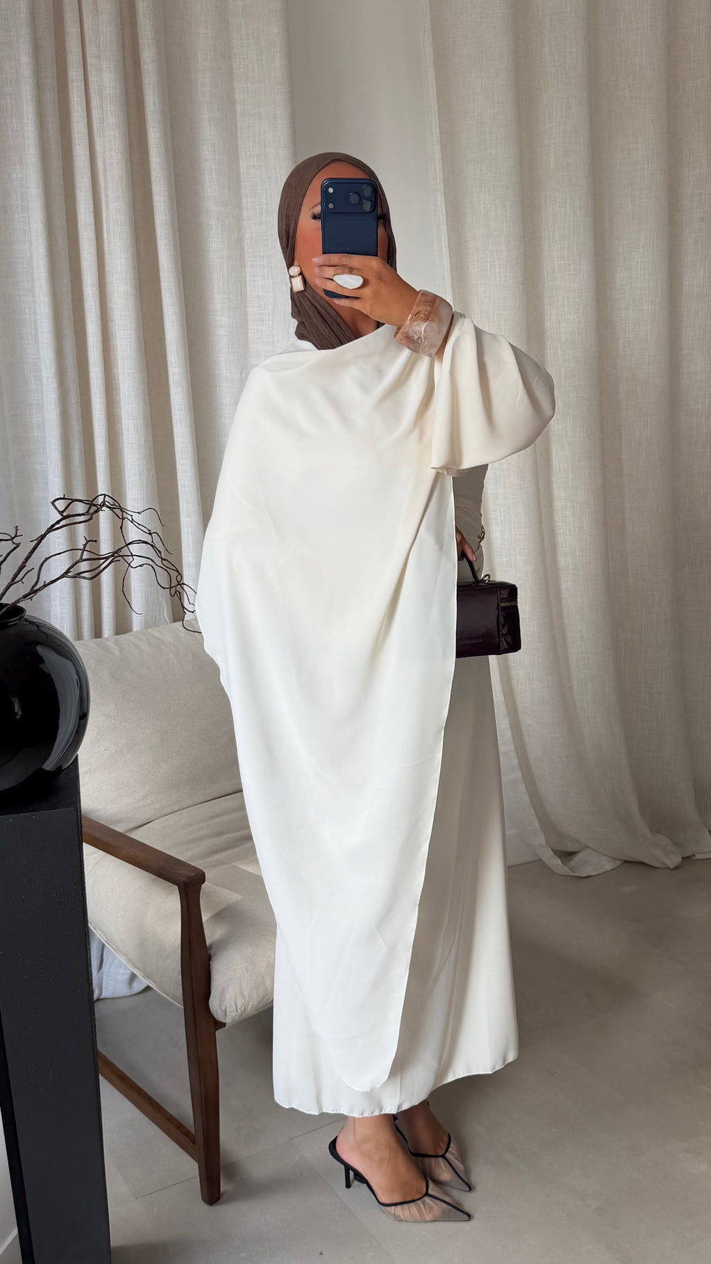 Robe longue avec cape intégrée et broche AYEN | Crème