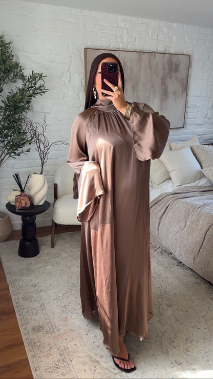 Robe ultra longue satinée à ceinture | Marron