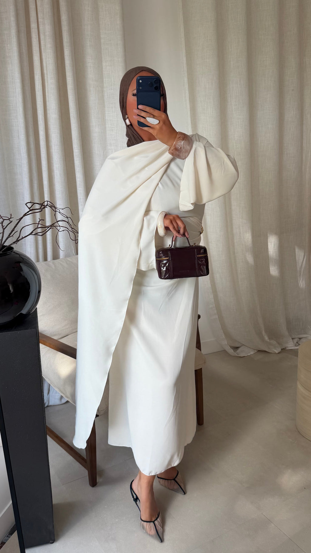 Robe longue avec cape intégrée et broche AYEN | Crème