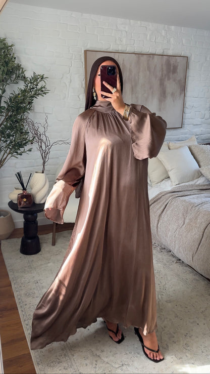 Robe ultra longue satinée à ceinture | Marron