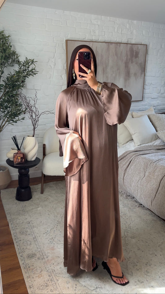 Robe ultra longue satinée à ceinture | Marron