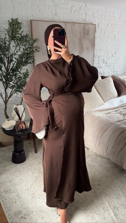 Robe longue satinée à nouer Marron | Pré-commande sous 3 semaines