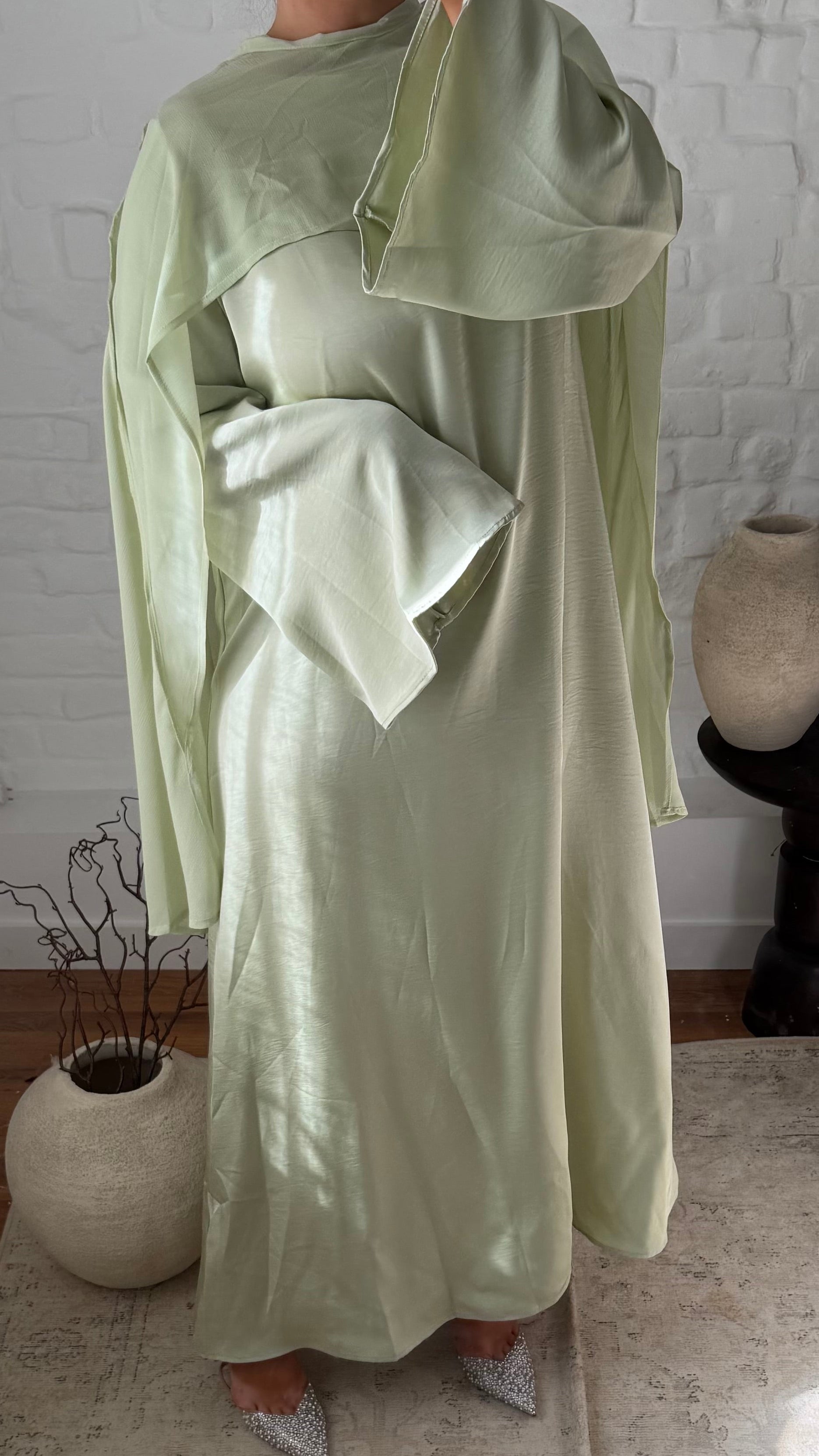 [GAMME PREMIUM] Robe ultra longue satinée à cape amovible AZURA | VERT