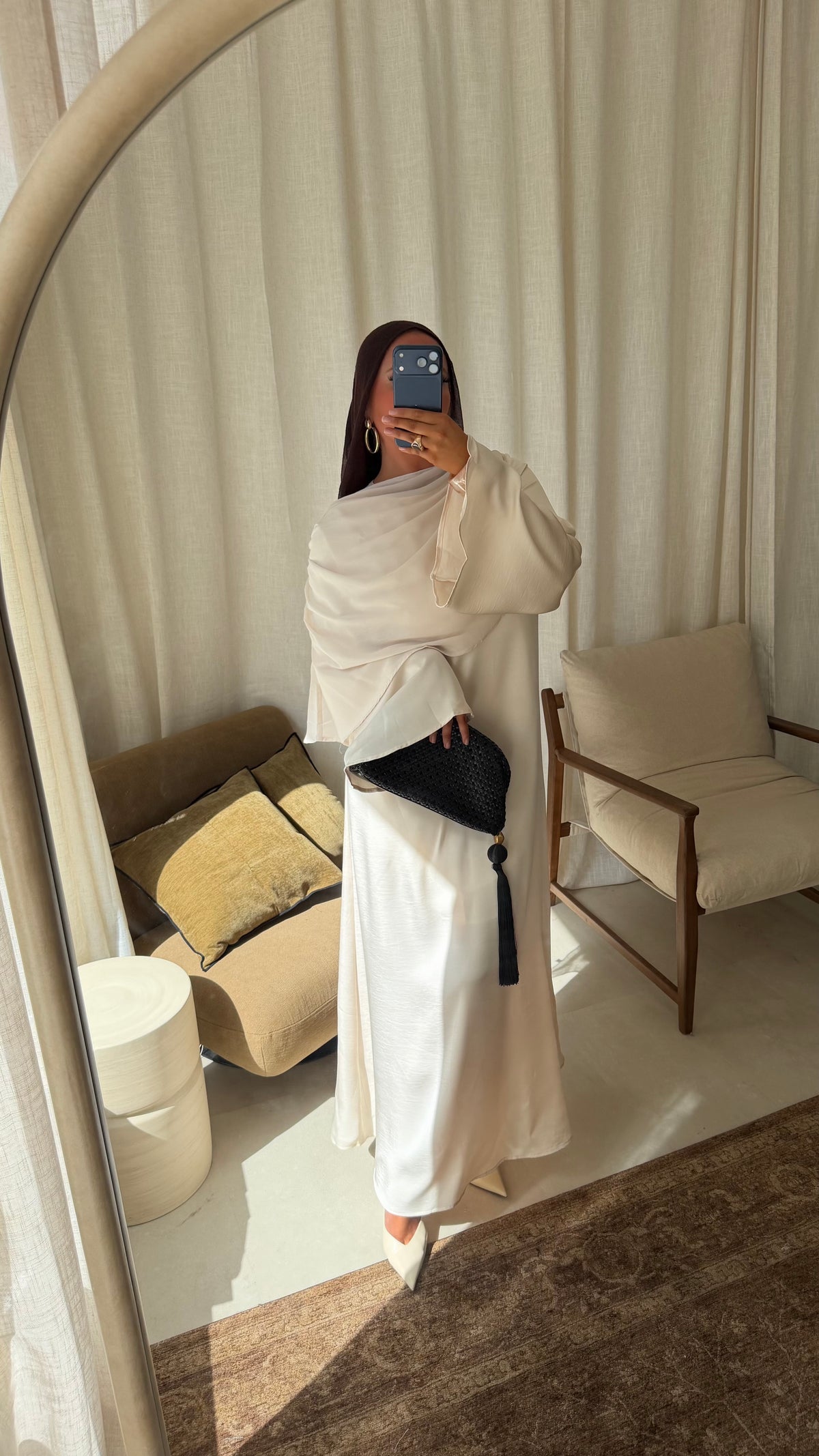 Robe satinée ultra longue à cape | Beige