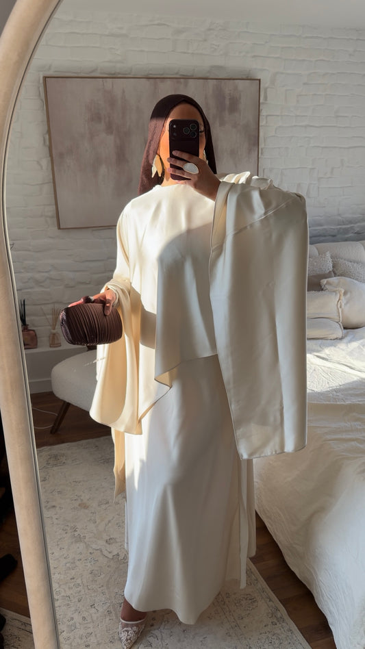 Ensemble satiné à manches chauve souris et jupe longue | Beige