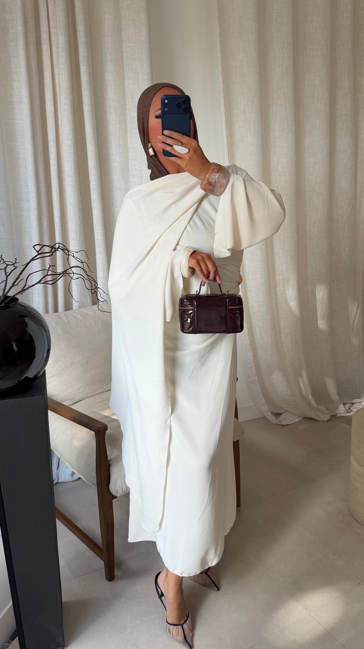 Robe longue avec cape intégrée et broche AYEN | Crème
