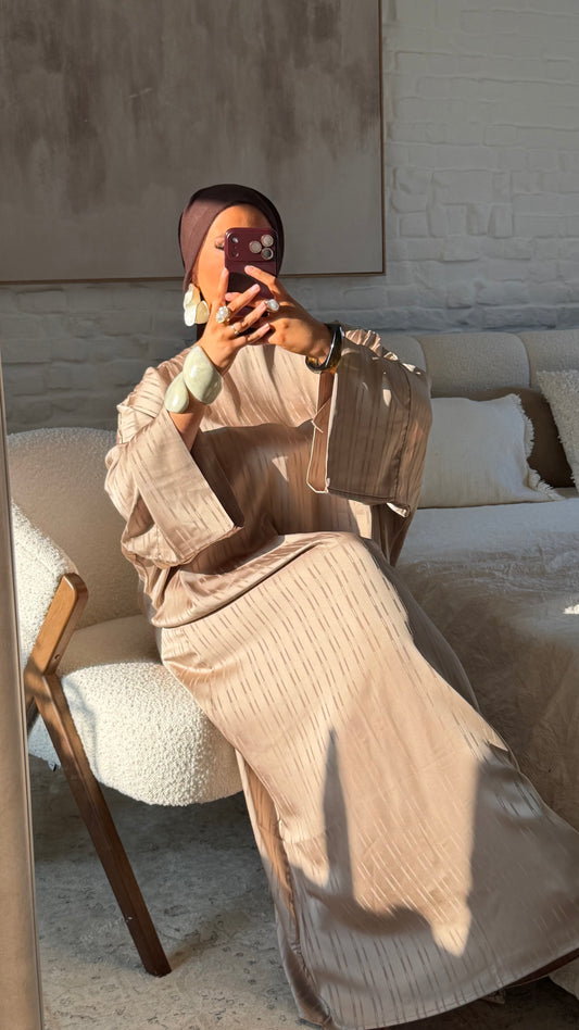 Robe ultra longue satinée à rayures ARYAH | Taupe