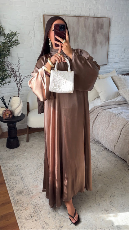 Robe ultra longue satinée à ceinture | Marron